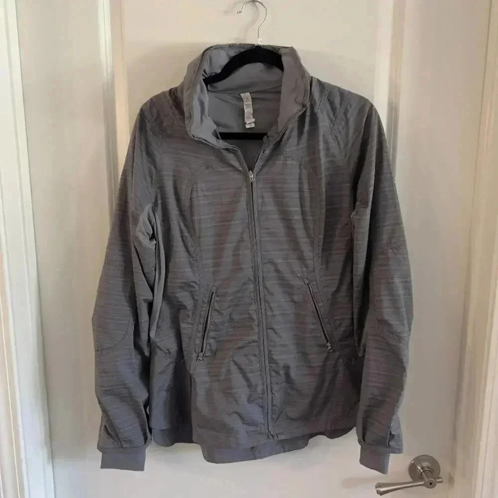 743 Lululemon Grey Hideaway Hood Coat Size 10 - Picture 2 of 4
